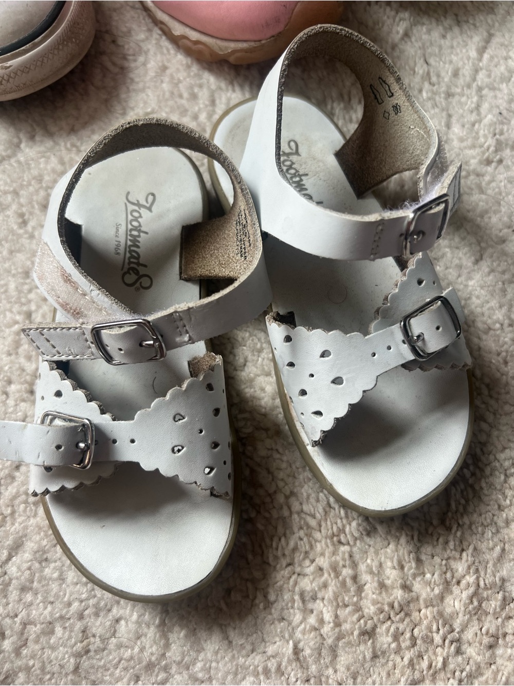 FootMates White Girls Scalloped Buckle Sandals